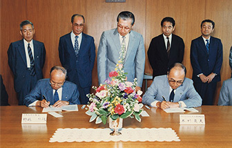 川崎重工業との業務提携契約調印式