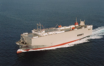 大型2サイクル機関を搭載した川崎汽船の自動車運搬船 